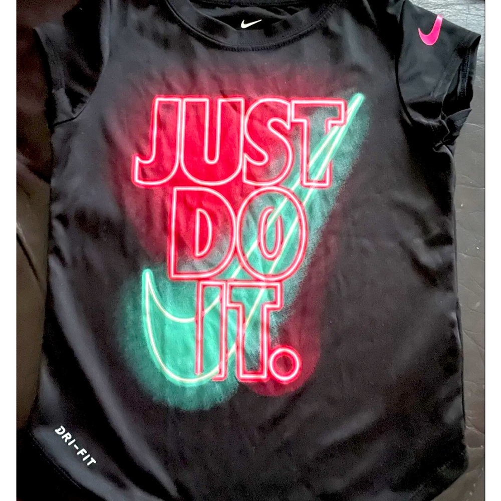 NIKE Little Girl/Boy "Just Do It" Glow Short Sleeve Shirt DRI-FIT Sz 5 Sml NWOT